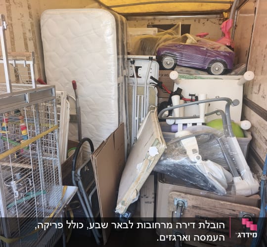 תכולת משאית עם רהיטים וציוד ארוזים